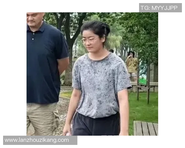 姚沁蕾身高1米9却不打篮球姚明减肥成功安检小姐姐笑场瞬间引发热议